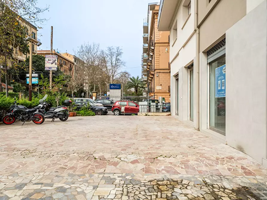 Immagine 30 di Locale commerciale in affitto  in via Libertà 159 a Palermo