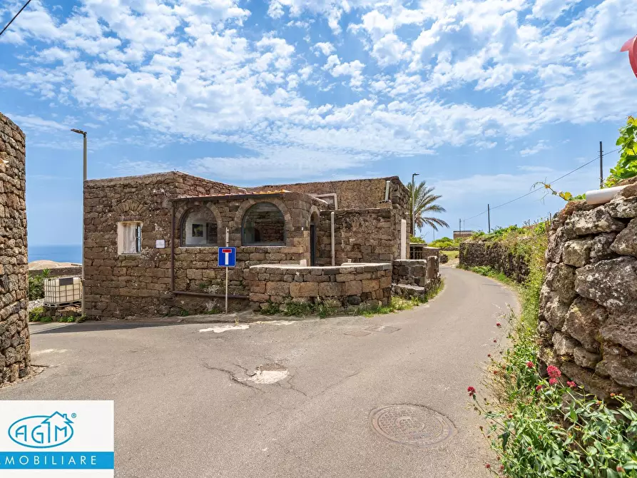 Immagine 1 di Villa in vendita  in Kania 97 a Pantelleria