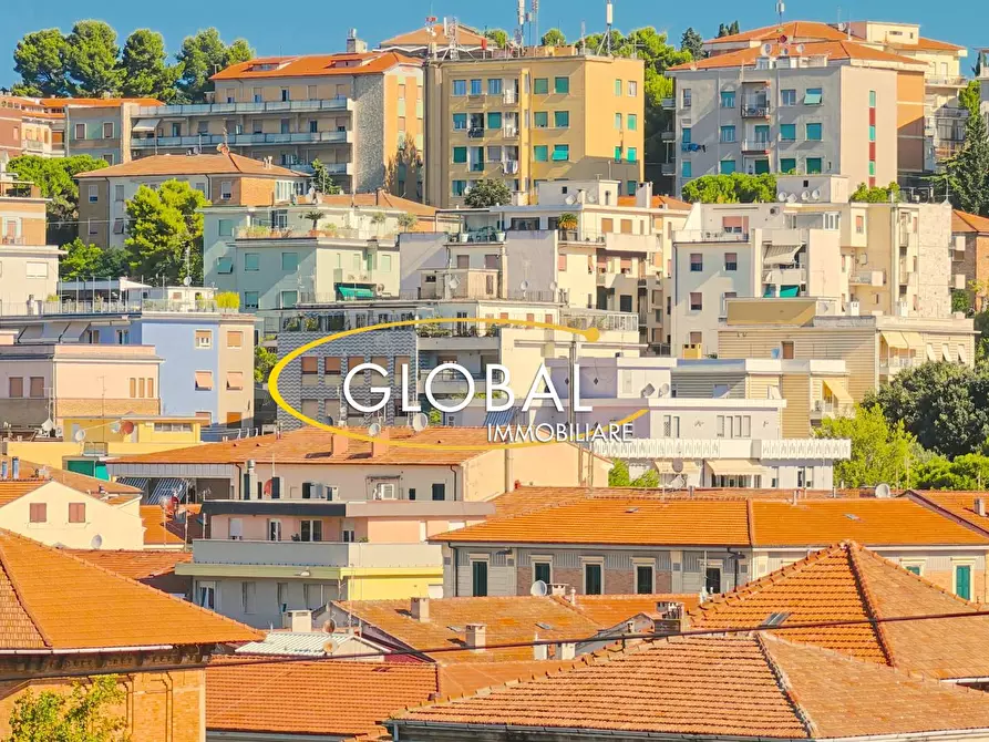 Immagine 2 di Appartamento in vendita  a Ancona