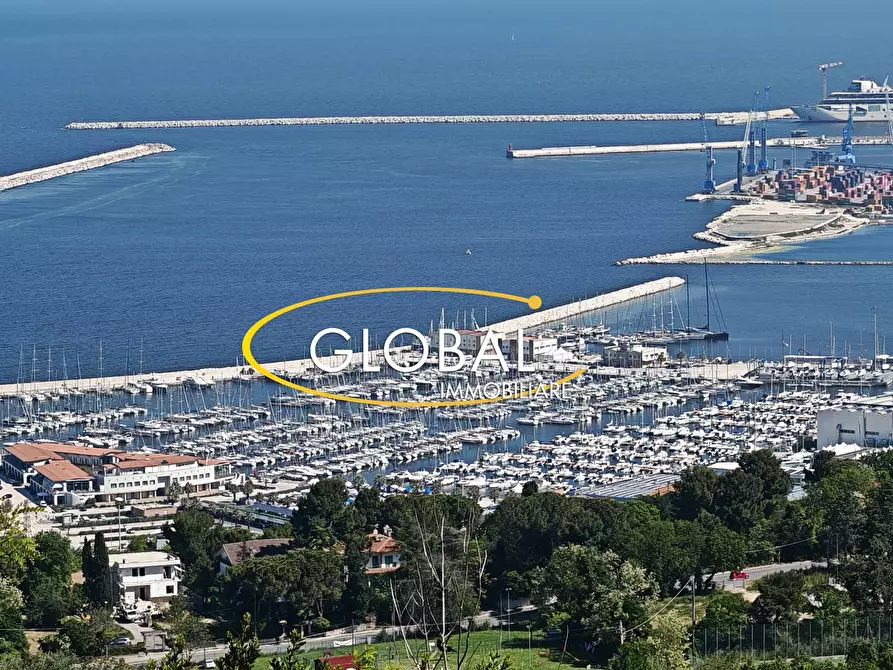 Immagine 3 di Villa in vendita  in Via Del Golfo a Ancona