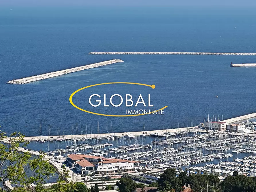 Immagine 1 di Villa in vendita  in Via Del Golfo a Ancona