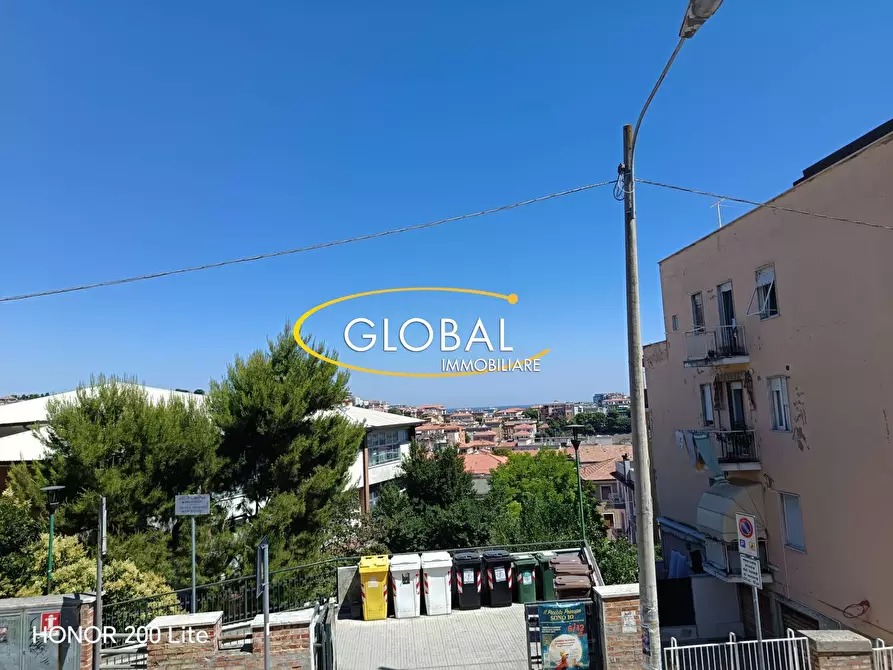 Immagine 2 di Appartamento in vendita  a Ancona