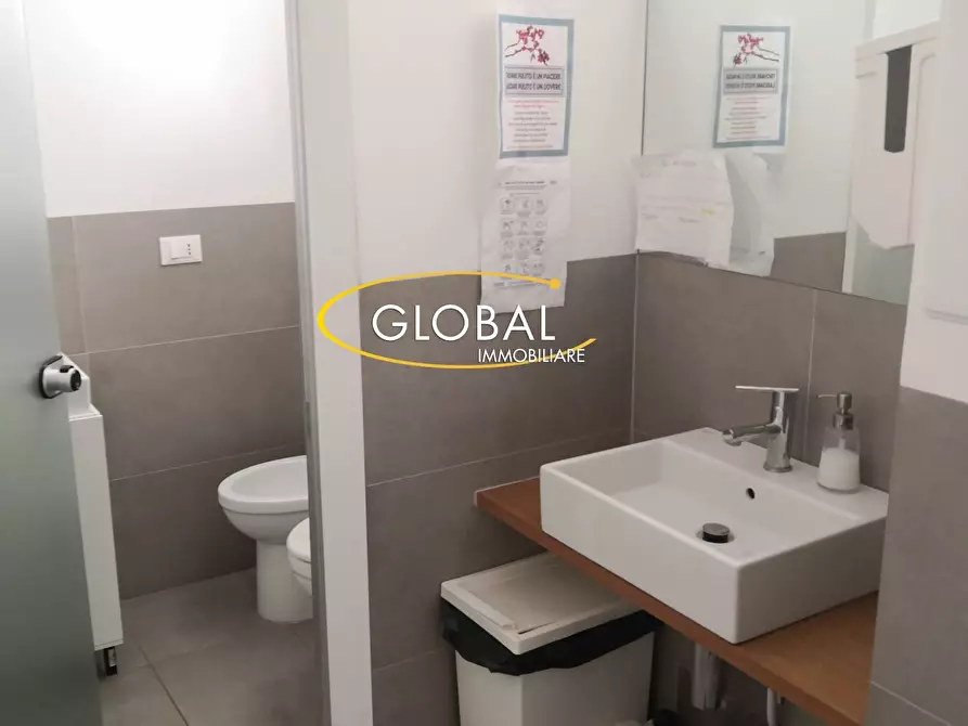 Immagine 13 di Ufficio in affitto  in Corso Stamira a Ancona