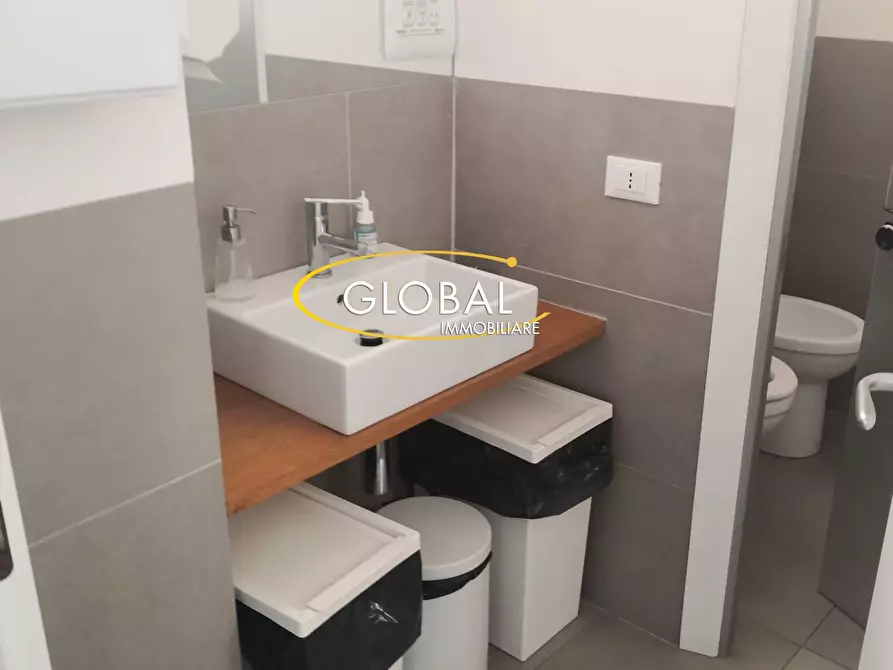 Immagine 15 di Ufficio in affitto  in Corso Stamira a Ancona