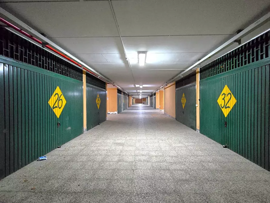 Immagine 3 di Box auto in vendita  in Stradella Barone 8/a a Bari