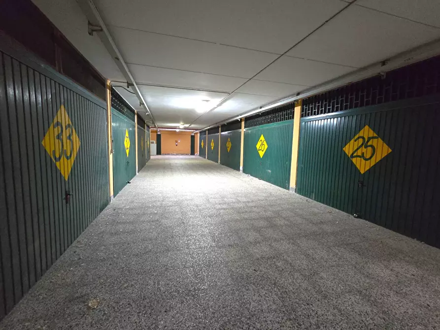 Immagine 4 di Box auto in vendita  in Stradella Barone 8/a a Bari