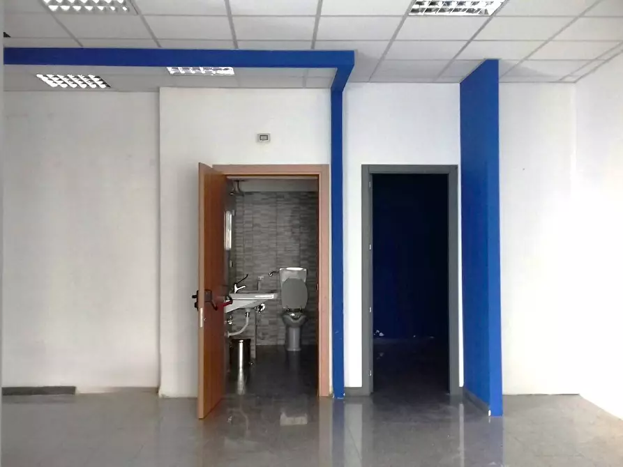 Immagine 3 di Locale commerciale in affitto  in Corso Benedetto Croce 78 a Bari
