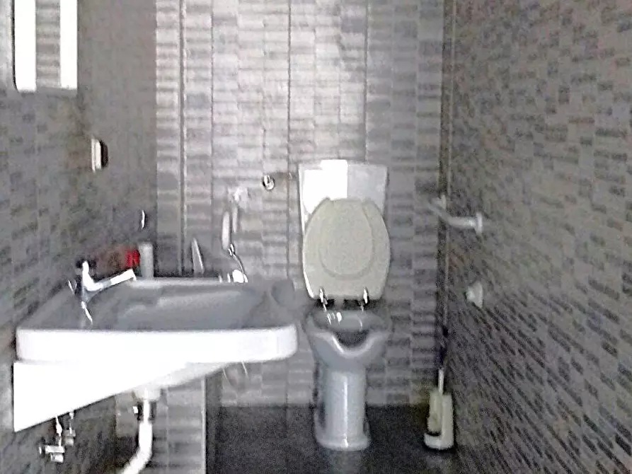 Immagine 6 di Locale commerciale in affitto  in Corso Benedetto Croce 78 a Bari