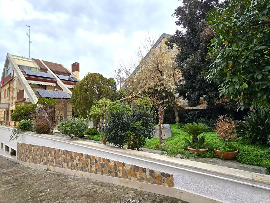 Immagine 1 di Villa in vendita  in Strada Carducci 3/b a Bari