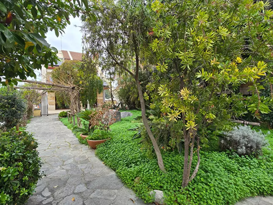 Immagine 2 di Villa in vendita  in Strada Carducci 3/b a Bari