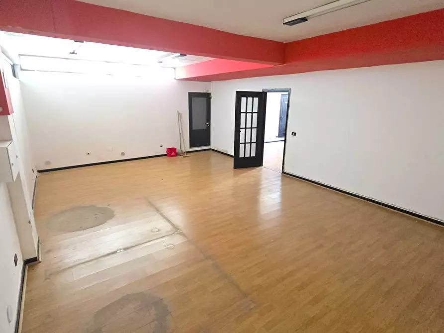 Immagine 8 di Locale commerciale in vendita  in Via Giuseppe Palmieri 4/b a Bari