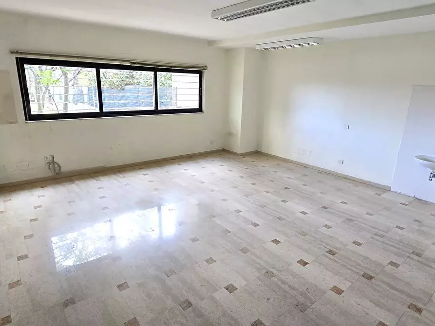 Immagine 10 di Ufficio in affitto  in Via Rodolfo Redi 3 a Bari