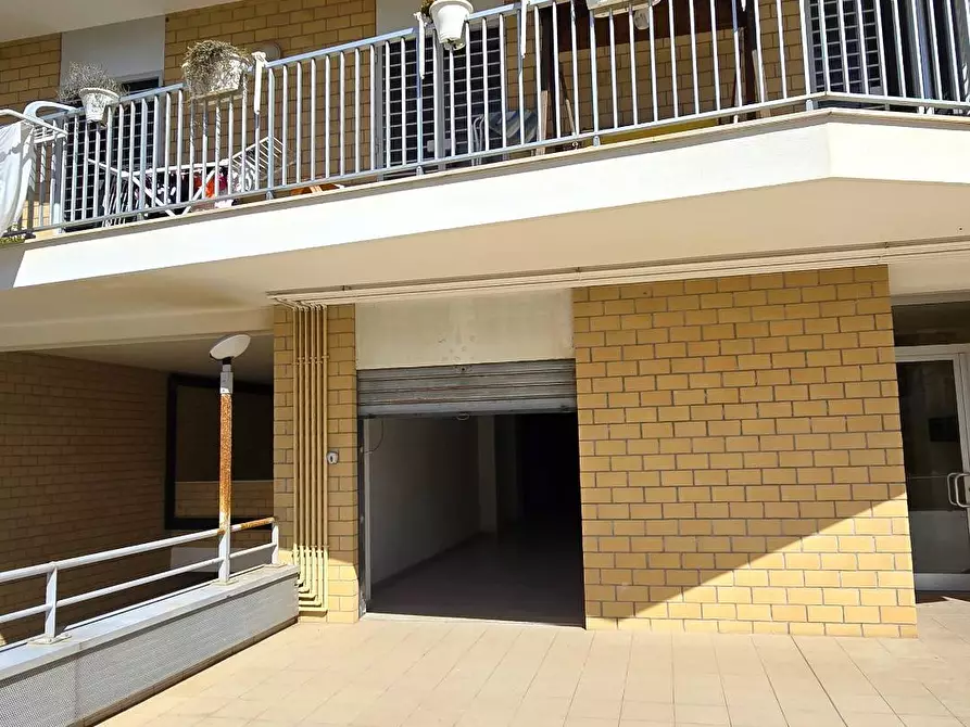 Immagine 2 di Locale commerciale in affitto  in VIA LORENZO VITALE 13 a Bari