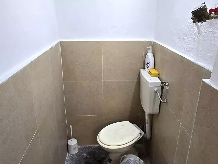 Immagine 8 di Locale commerciale in affitto  in VIA DEI MILLE 50/A a Bari