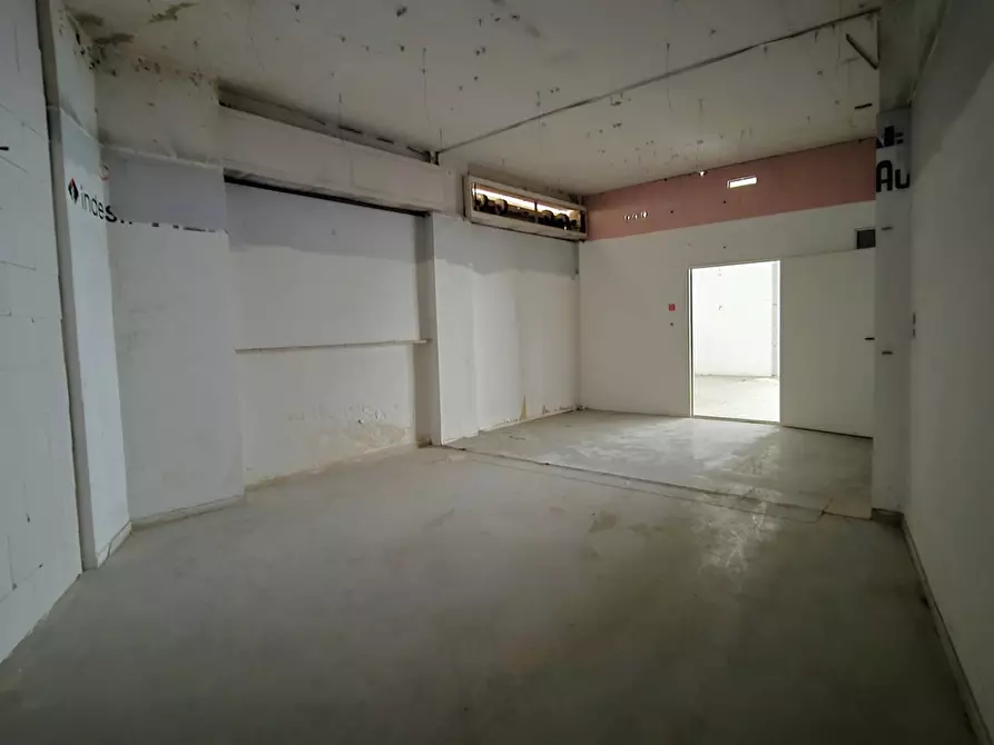 Immagine 9 di Magazzino in vendita  in Via Luzzatti 15 a Bari