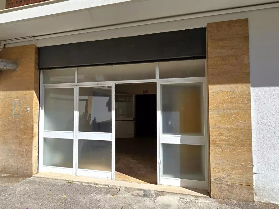 Immagine 3 di Magazzino in vendita  in VIA LUZZATTI 15 a Bari