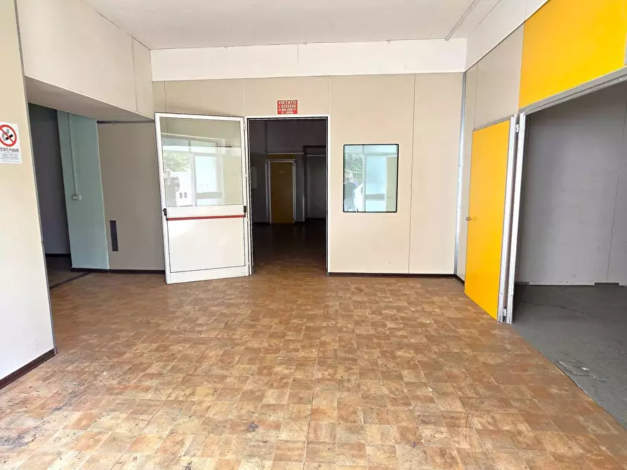 Immagine 4 di Magazzino in vendita  in VIA LUZZATTI 15 a Bari