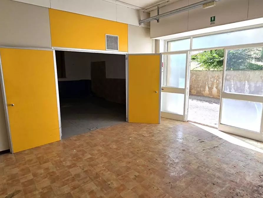 Immagine 5 di Magazzino in vendita  in VIA LUZZATTI 15 a Bari