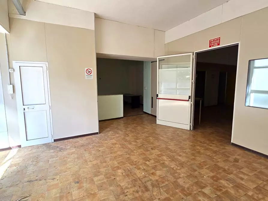 Immagine 7 di Magazzino in vendita  in VIA LUZZATTI 15 a Bari