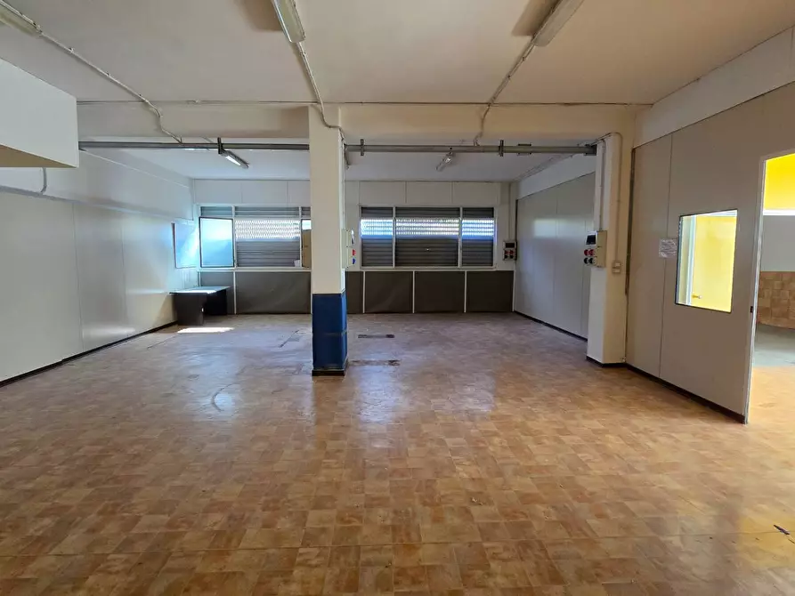 Immagine 8 di Magazzino in vendita  in VIA LUZZATTI 15 a Bari