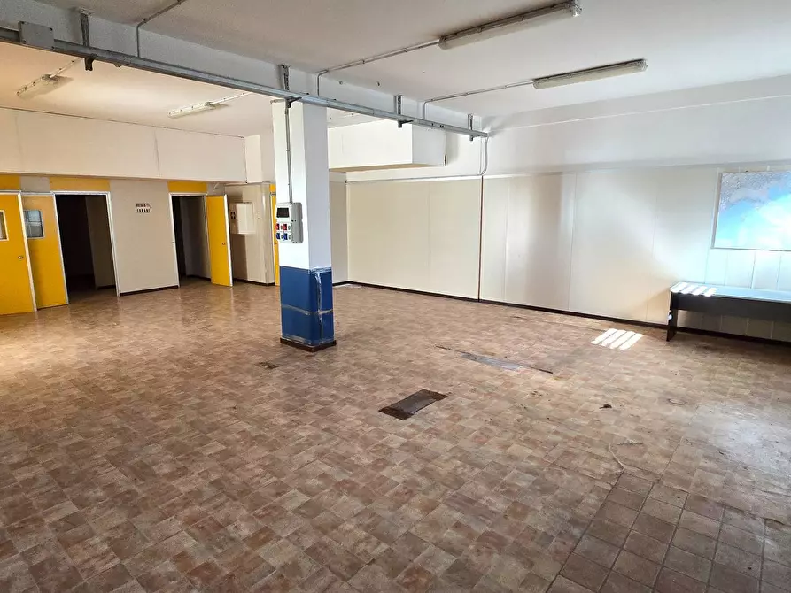 Immagine 9 di Magazzino in vendita  in VIA LUZZATTI 15 a Bari