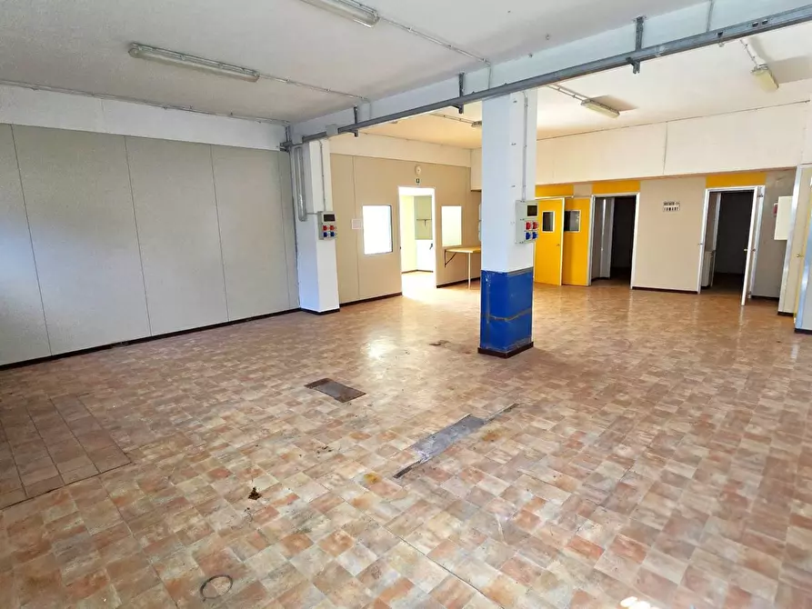 Immagine 10 di Magazzino in vendita  in VIA LUZZATTI 15 a Bari