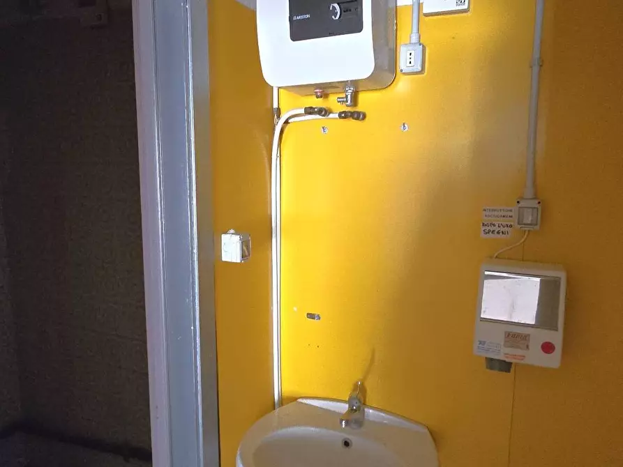 Immagine 11 di Magazzino in vendita  in VIA LUZZATTI 15 a Bari