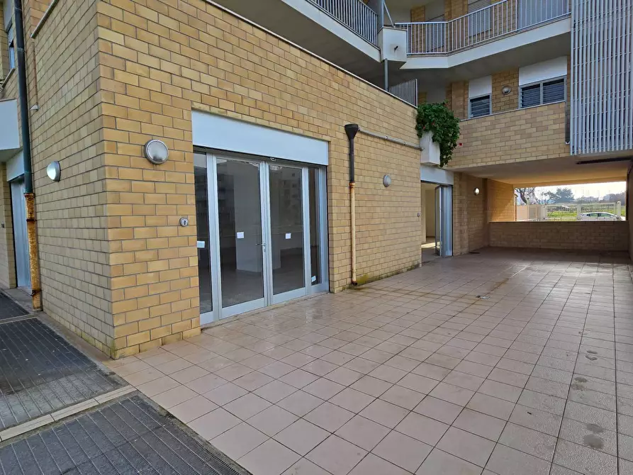 Immagine 10 di Locale commerciale in affitto  in VIA LORENZO VITALE 13 a Bari