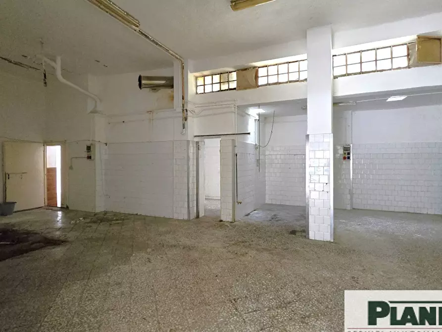 Immagine 9 di Locale commerciale in affitto  in Corso Benedetto Croce 76/a a Bari