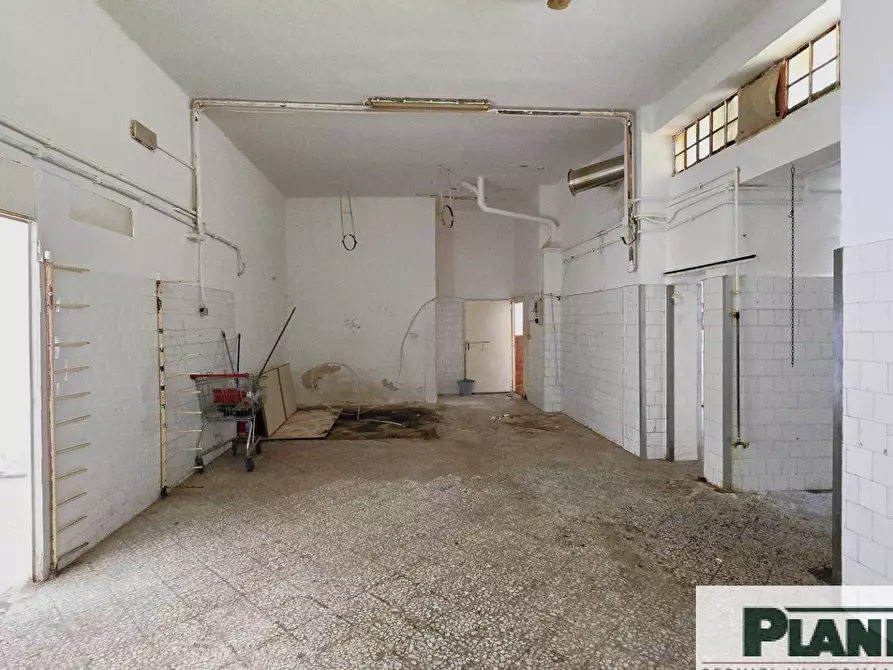 Immagine 10 di Locale commerciale in affitto  in Corso Benedetto Croce 76/a a Bari