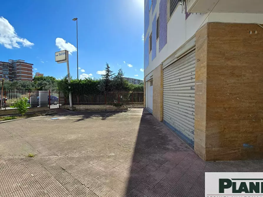 Immagine 3 di Locale commerciale in vendita  in Via luzzatti 15 a Bari