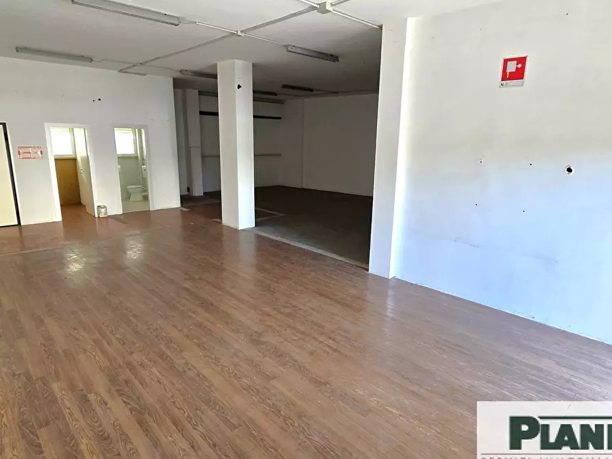 Immagine 4 di Locale commerciale in vendita  in Via luzzatti 15 a Bari