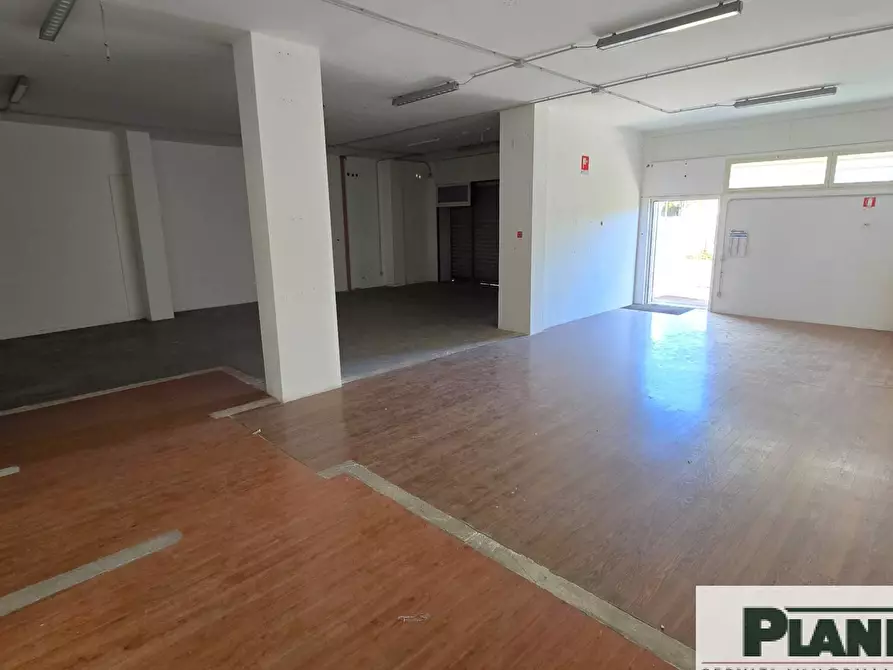 Immagine 5 di Locale commerciale in vendita  in Via luzzatti 15 a Bari