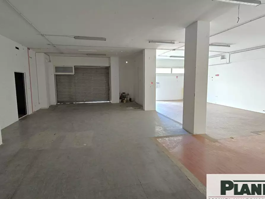Immagine 6 di Locale commerciale in vendita  in Via luzzatti 15 a Bari