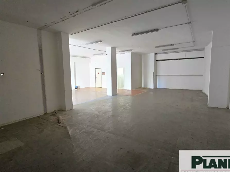 Immagine 7 di Locale commerciale in vendita  in Via luzzatti 15 a Bari