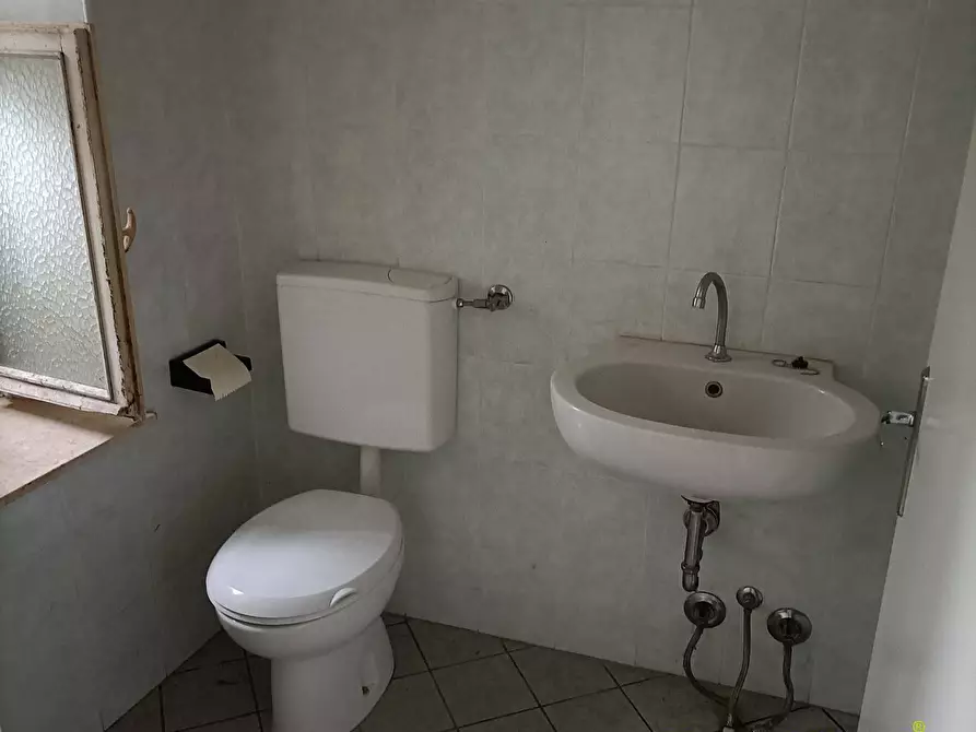 Immagine 8 di Locale commerciale in affitto  in Via Friuli a Cormons