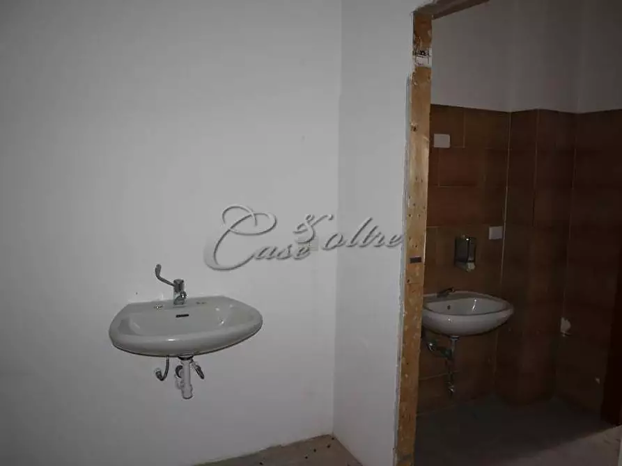 Immagine 10 di Negozio in vendita  in Via Crocifisso a Arosio