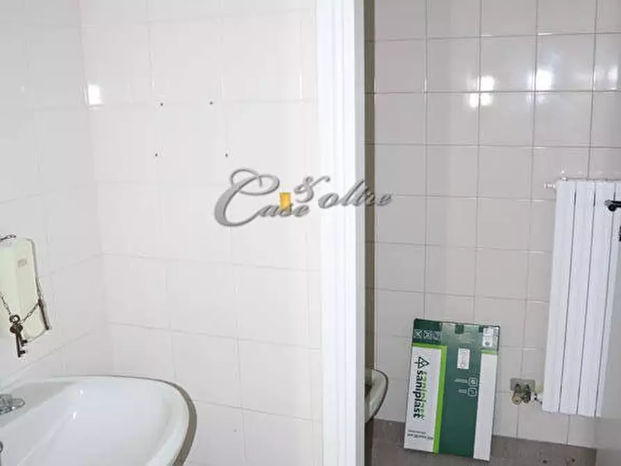 Immagine 12 di Negozio in vendita  in Via Crocifisso a Arosio