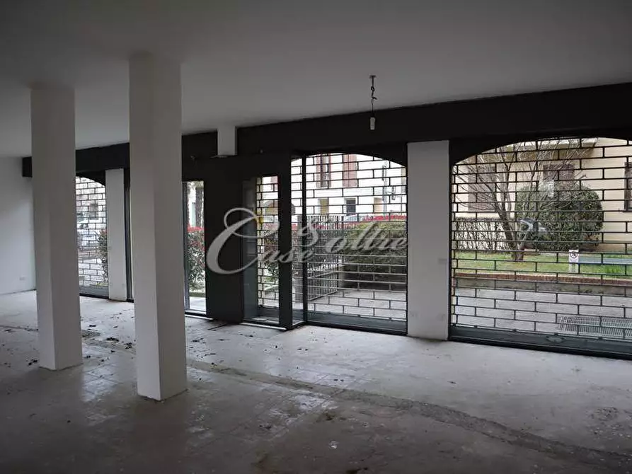 Immagine 2 di Negozio in vendita  in Via Crocifisso a Arosio