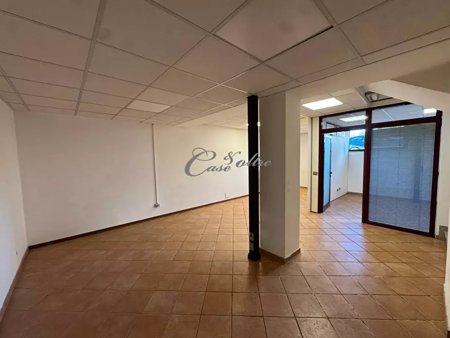 Immagine 29 di Negozio in affitto  in Via Don Luigi Meroni a Arosio