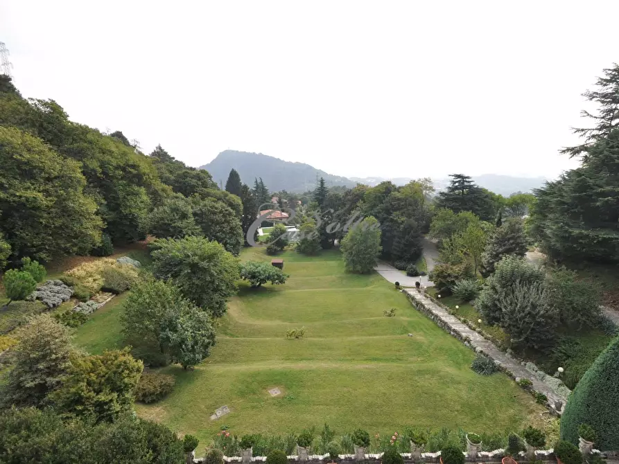 Immagine 24 di Palazzo in vendita  in Via Bronno a Como