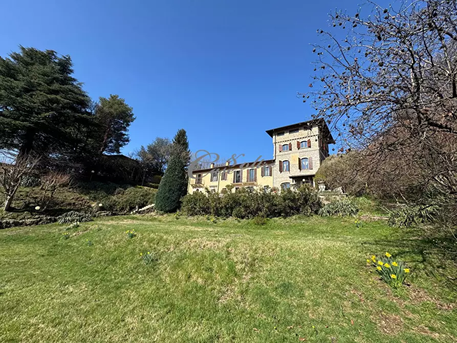 Immagine 3 di Palazzo in vendita  in Via Bronno a Como