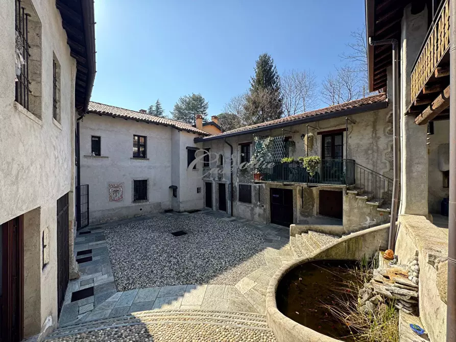 Immagine 8 di Palazzo in vendita  in Via Bronno a Como