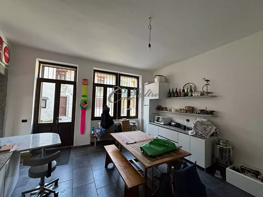 Immagine 18 di Palazzo in vendita  in Via Bronno a Como