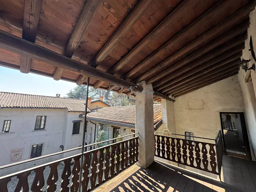 Immagine 11 di Palazzo in vendita  in Via Bronno a Como