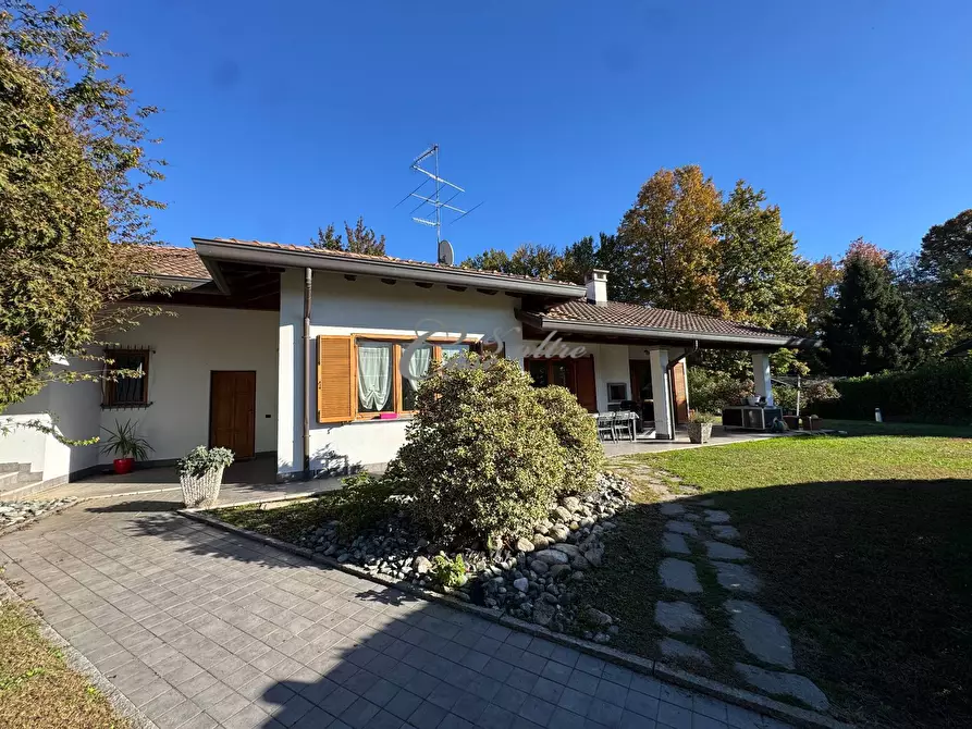 Immagine 3 di Villa in vendita  in Strada Privata delle Acacie a Arosio