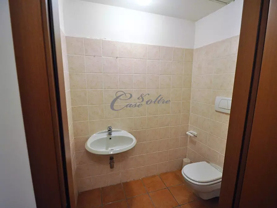 Immagine 21 di Negozio in affitto  in Via Don Luigi Meroni a Arosio