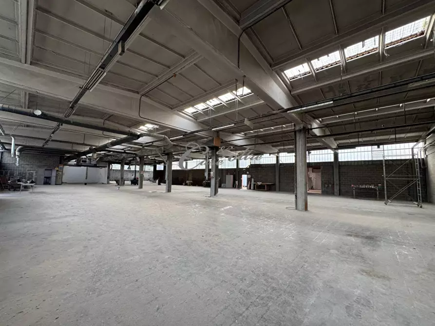 Immagine 2 di Capannone industriale in vendita  in Via Milano a Cantù