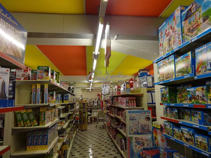 Immagine 9 di Locale commerciale in vendita  in Via Giuseppe Giusti a Varese