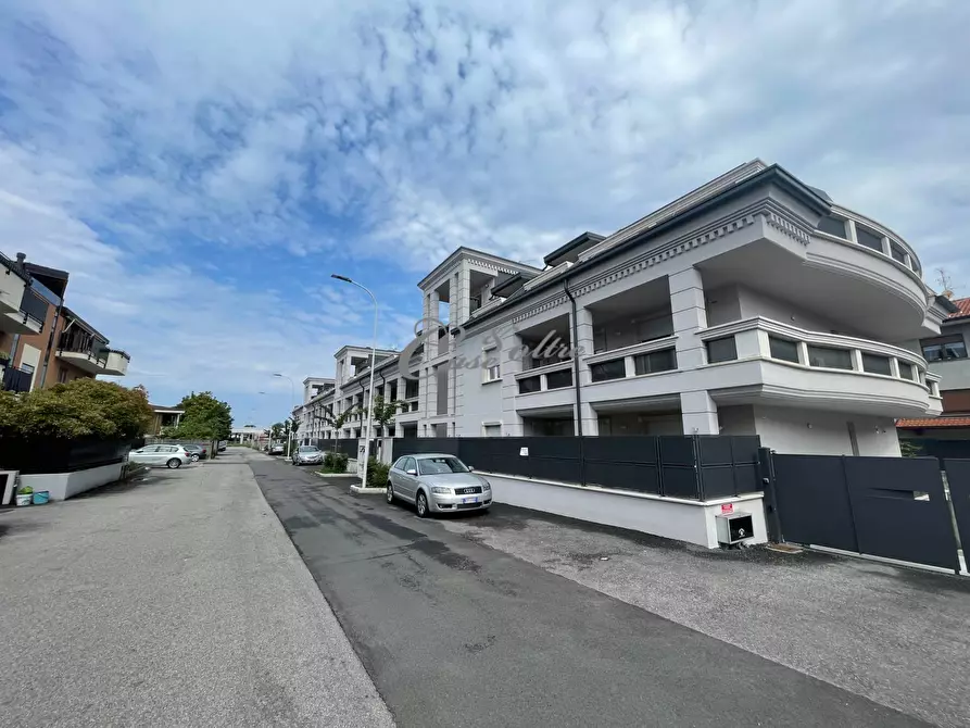 Immagine 1 di Box auto in vendita  in Via Monte Bisbino a Seregno